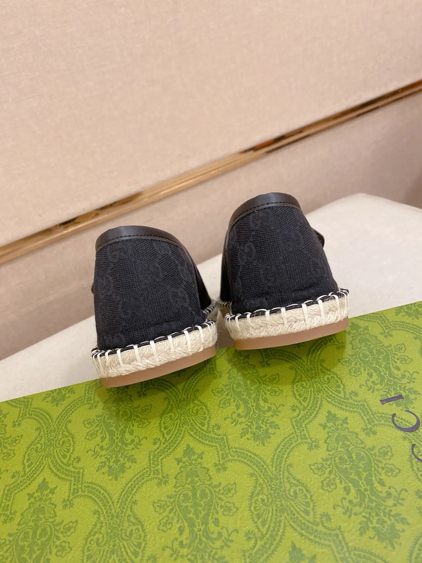 Factory price: 400💰High-quality GUCCI💫Men's latest slip-on Loaf casual shoes✔️The original version is available simultaneously at the counter and is a one-to-one replica🏍️Fabrics: Italian imported fabrics, pure hand-pulled threads, raw rubber breathable anti-slip outsole, breathable and comfortable lambskin lining, 100% comfortable density, original rubber outsole wear-resistant ✔️Code number: 38-44, you deserve it, (Note: 45 can be customized, non-refundable and non-exchangeable)